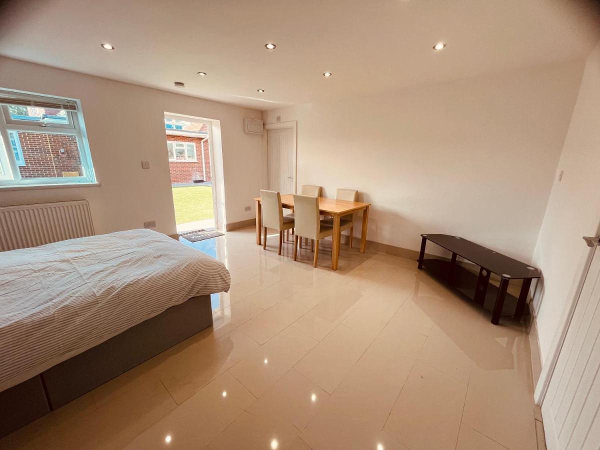 Large Studio Flat B Near Heathrow Хитроу Экстерьер фото